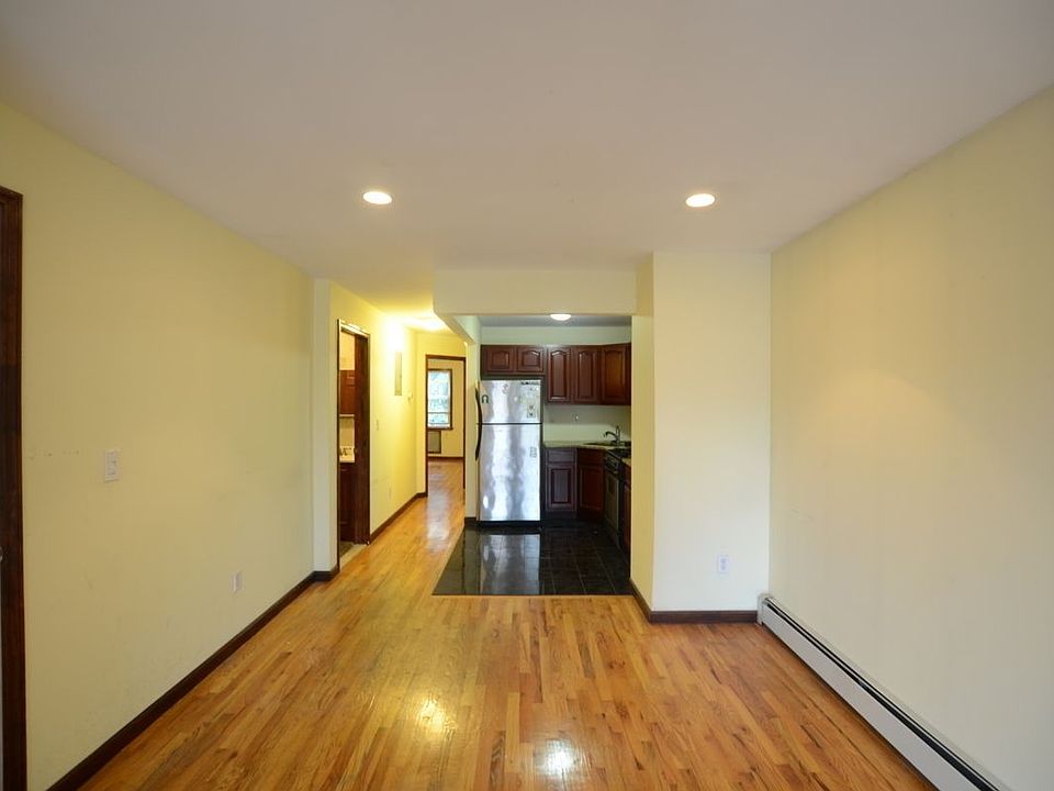 2nd image of 221 Quincy St #2R
