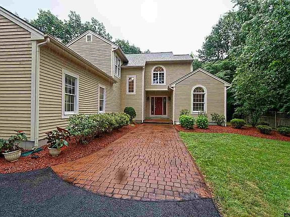 4th image of 18 Pine Forest Ln