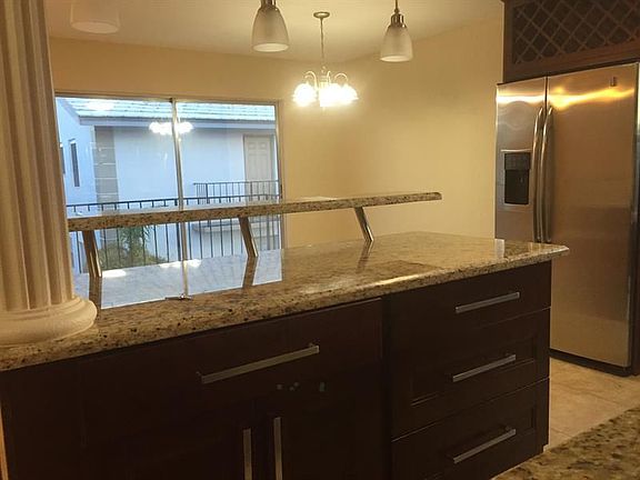 4th image of 110 SE 10th St #201
