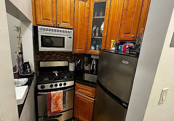 4th image of 321 E 66th St APT 5F