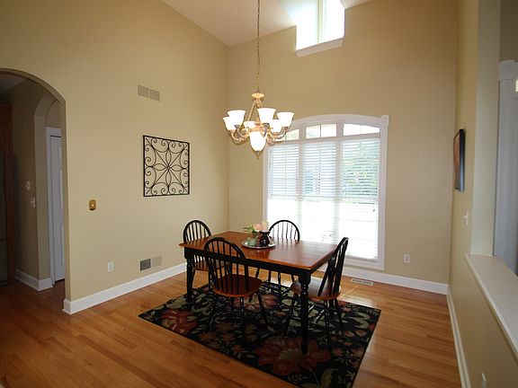 5th image of 16 Eton Ct