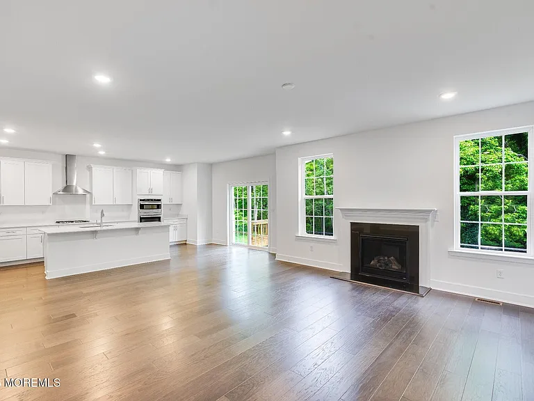 160 Woolley Ct — Photo 2
