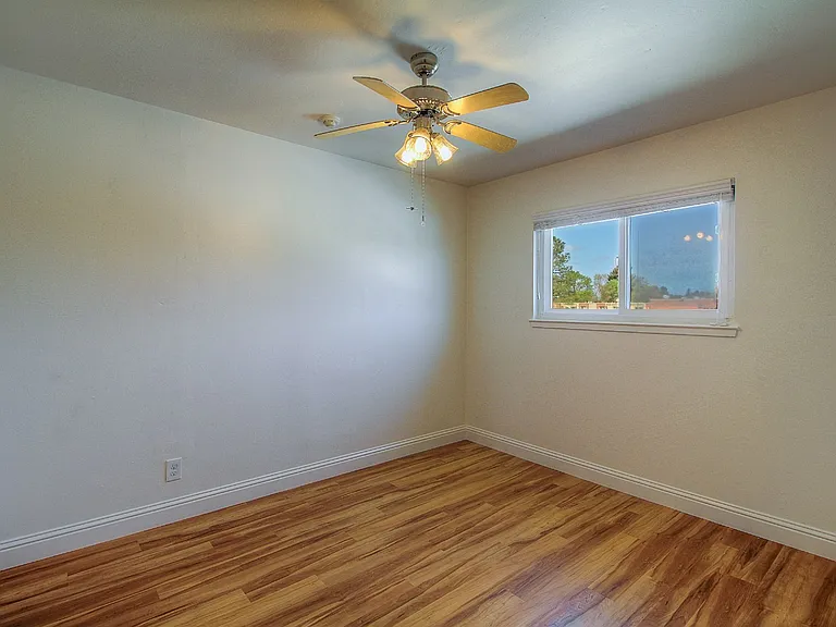 805 W 9th St — Photo 17