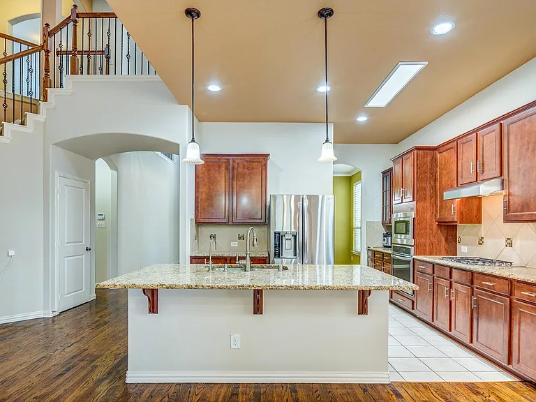 10841 Leesa Dr — Photo 2