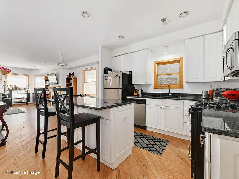 2340 N Greenview Ave #2 — Photo 9