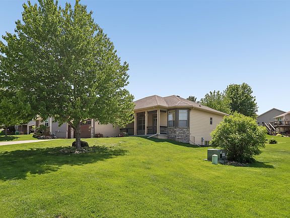 3rd image of 520 Crescent Ln