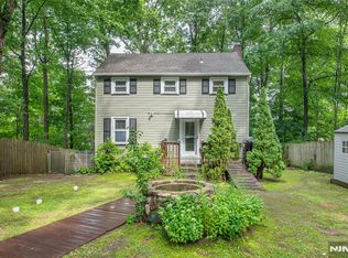 17 Highland Rd, Bloomingdale, NJ 07403