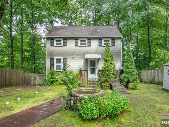 17 Highland Rd, Bloomingdale, NJ 07403
