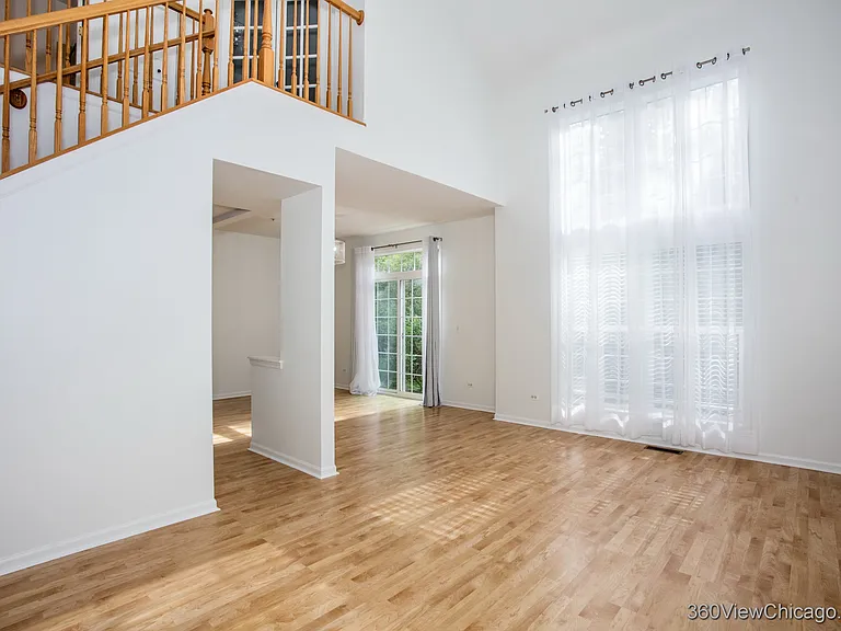2140 Yale Cir — Photo 6