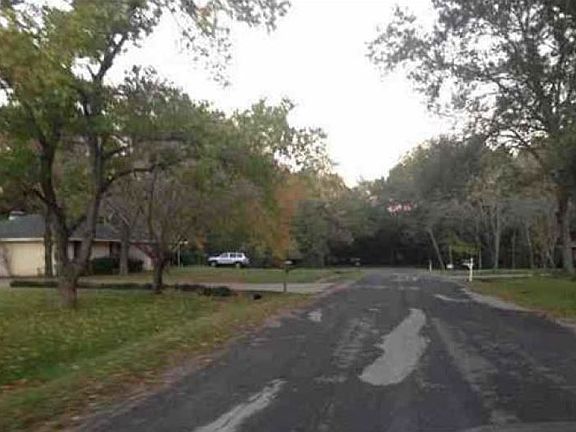 4th image of 706 Hillcrest Ln