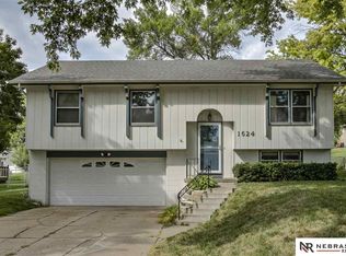 1624 N 105th St, Omaha, NE 68114