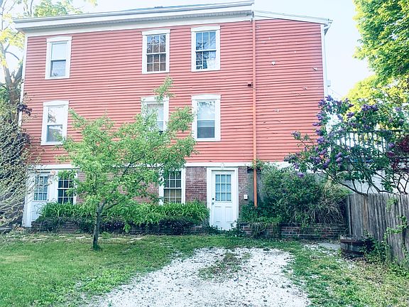 Dedicated off street parking with your green space, garden box, with enough space to hang your hammock. 60 seconds walk to a larger park and the Quinnipiac River. Very Walkable!