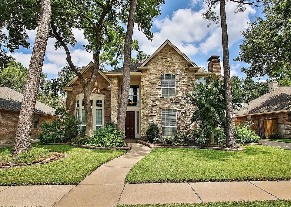 Welcome to this lovely spacious 2-Story Home with stunning 2-story entrance. Woodwind Lakes offers lovely walking trails, gorgeous lakes, tennis courts, a dog park and swimming pools.