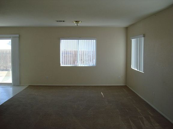 FAMILY ROOM ADJOINS KITCHEN 