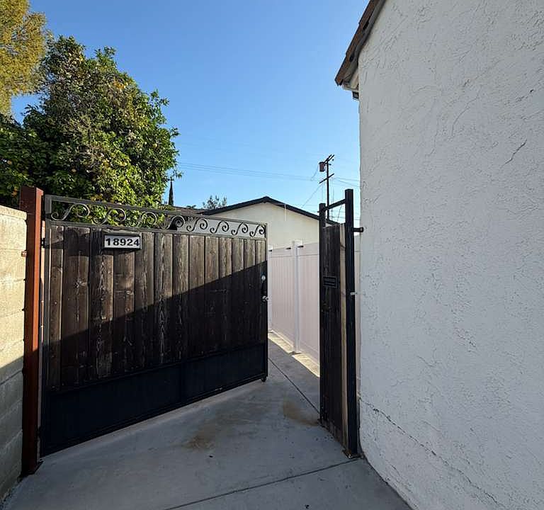 1st image of 18924 Vose St