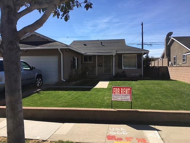 Beautifully maintained yard, new grass and new sprinkler sys