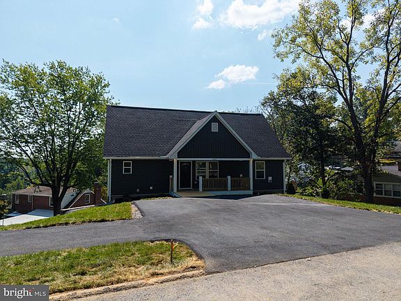 3rd image of 715 Hillcrest Dr