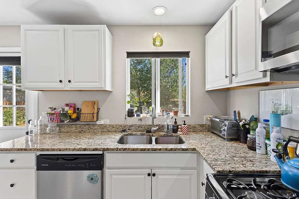 3 bed, 936 sqft, $2,625 — Photo 3