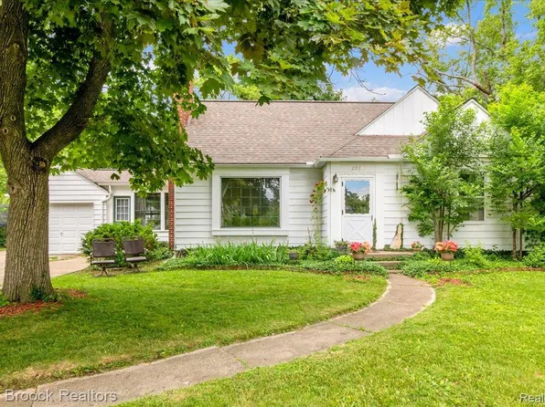 2784 Chadwick Dr, Waterford, MI 48328
