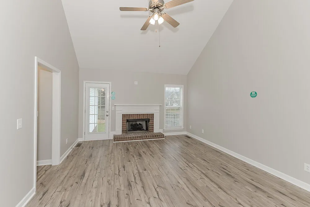 3 bed, 2.0 bath, 1946 sqft, $2,635 — Photo 4