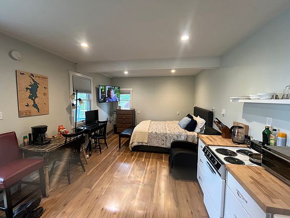 3rd image of 1025 Main St #3B