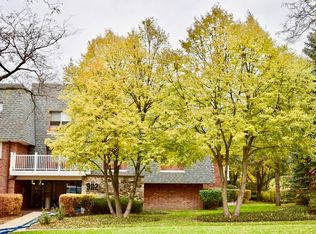 904 Ridge Sq, Elk Grove Village, IL 60007