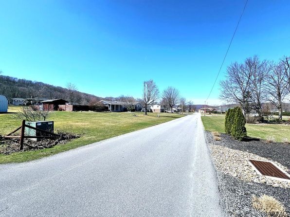 Crown St, Sidman, PA 15955