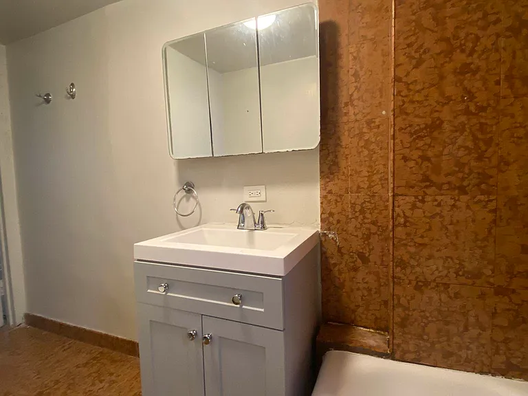 328 E 43rd St #501 — Photo 13