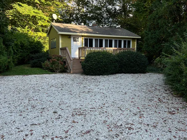 2 Wales Dr, Bristol, RI 02809