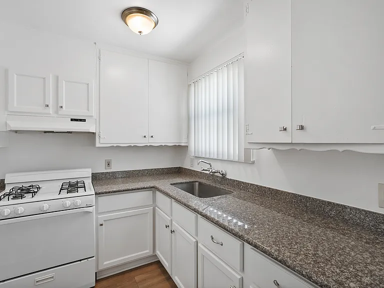 12249 Vanowen St #D — Photo 9
