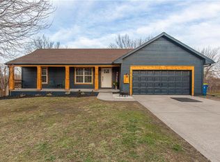814 E 14th St, Kearney, MO 64060