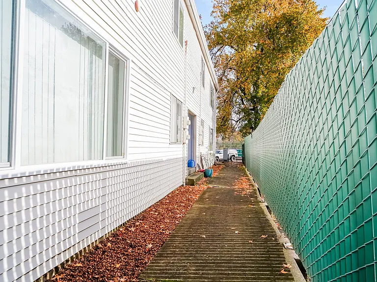 Laurelwood — Photo 19