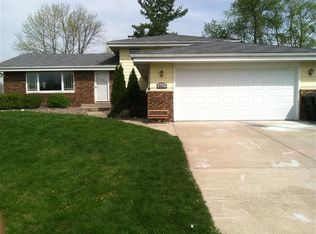 8821 Mathews St, Crown Point, IN 46307