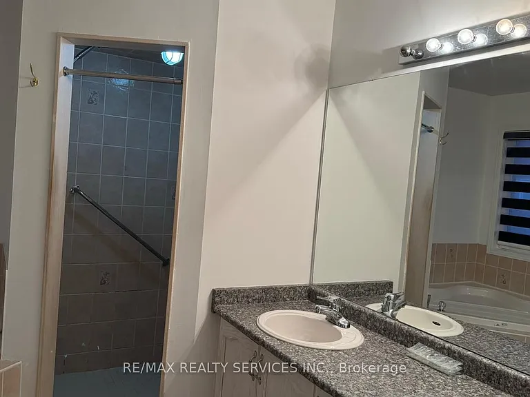 44 Saintsbury Cres — Photo 7