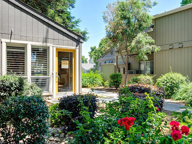 The Redwoods Apartments — Photo 15