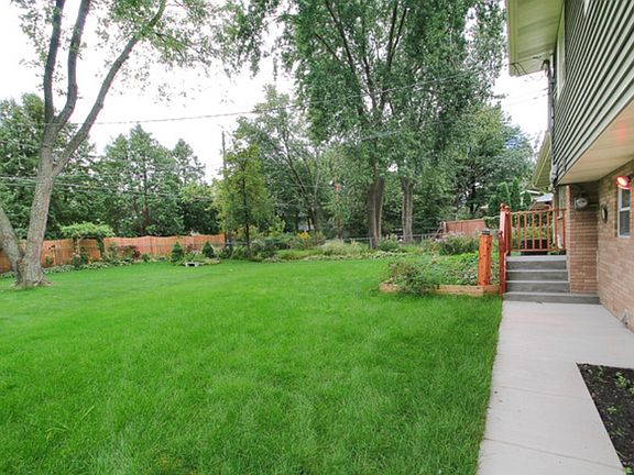 5th image of 212 Elmwood Dr