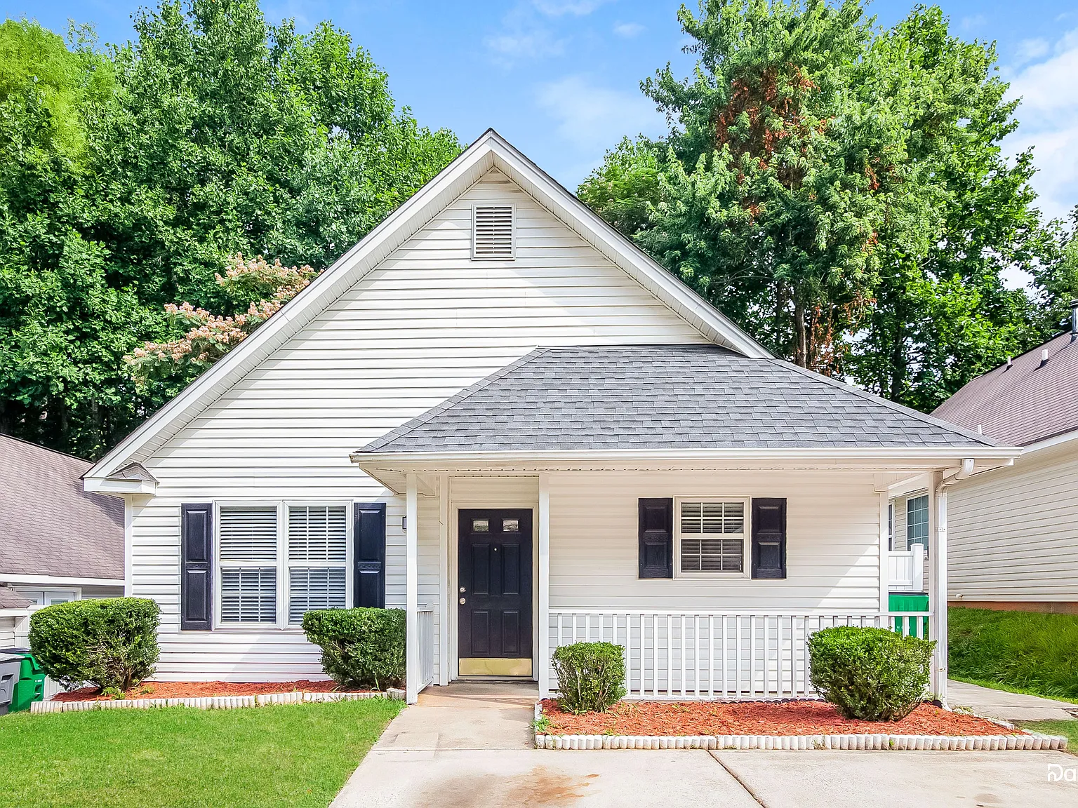 3 bed, 2.0 bath, 1100 sqft, $2,000 — Photo 1