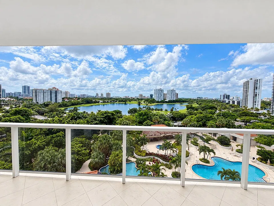 20281 E Country Club Dr #809