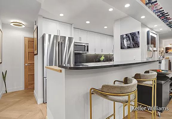 4th image of 333 E 66th St #4LM