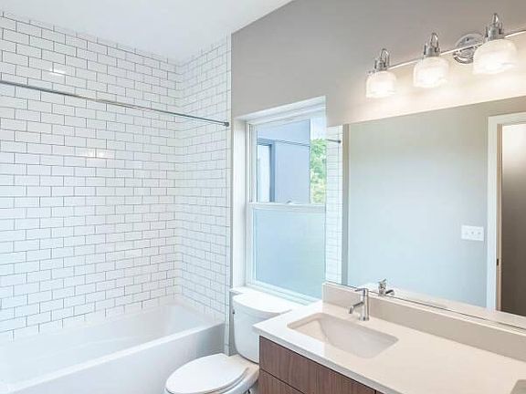 5th image of 2534 S Kinnickinnic Ave #206