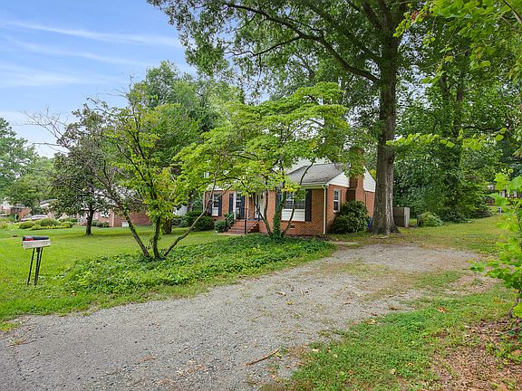 4th image of 2001 Cedarhurst Dr