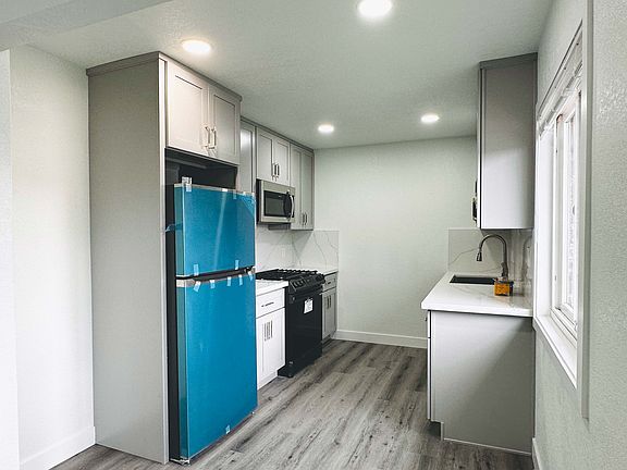 3rd image of 670 N 4th St APT 4