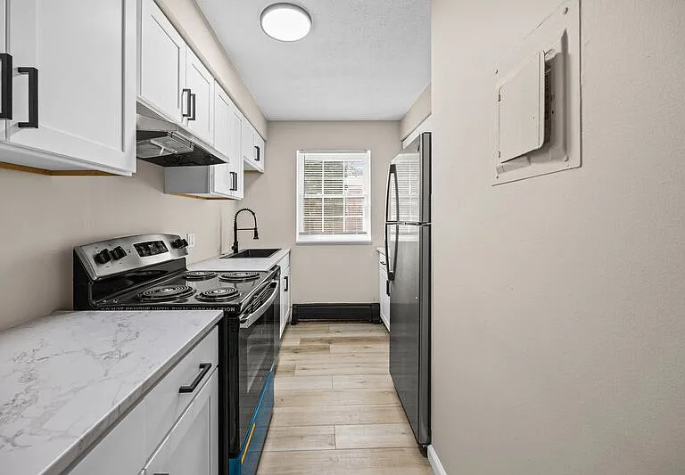 Holcomb Village Apartments — Photo 15