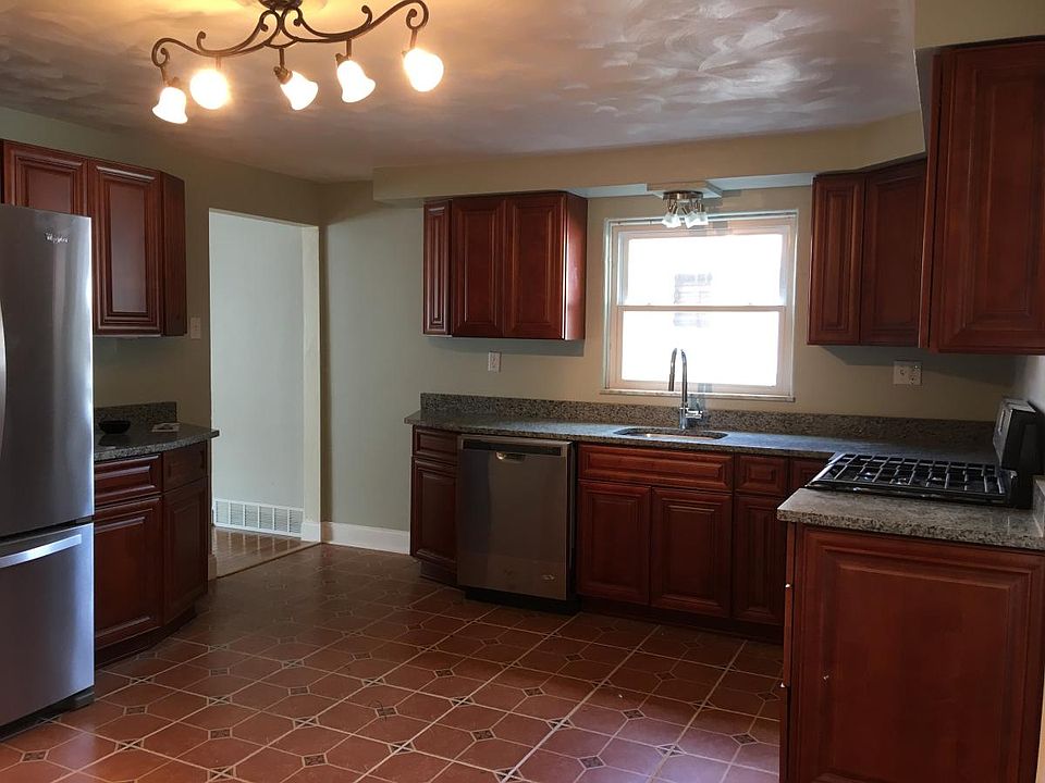 Kitchen - new appliances, cabinets, and tile!