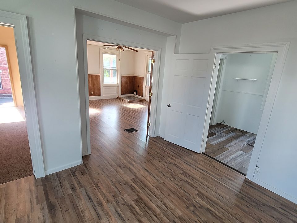 View from dining room:
- Left: Entrance
- Center: Living room
- Right: Bedroom