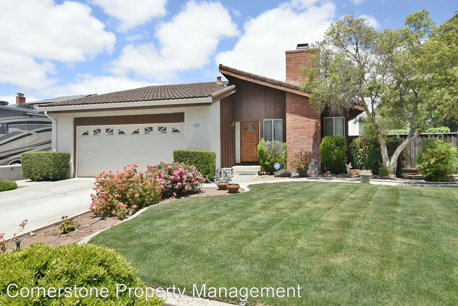 527 Weybridge Dr photo 1