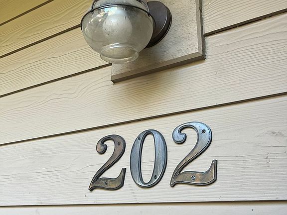 5th image of 4008 Byron Ave #202