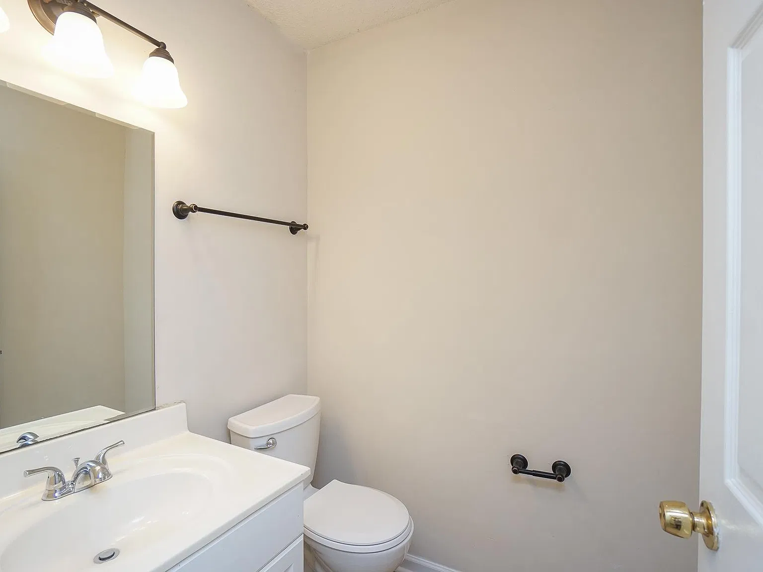2 bed, 1.5 bath, 1050 sqft, $1,250 — Photo 3