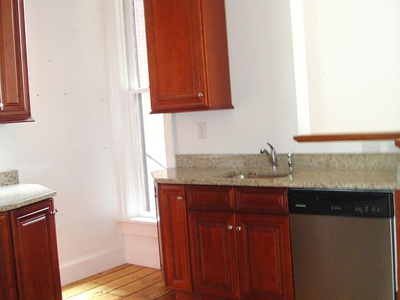 5th image of 104 Woodlawn Ave #1
