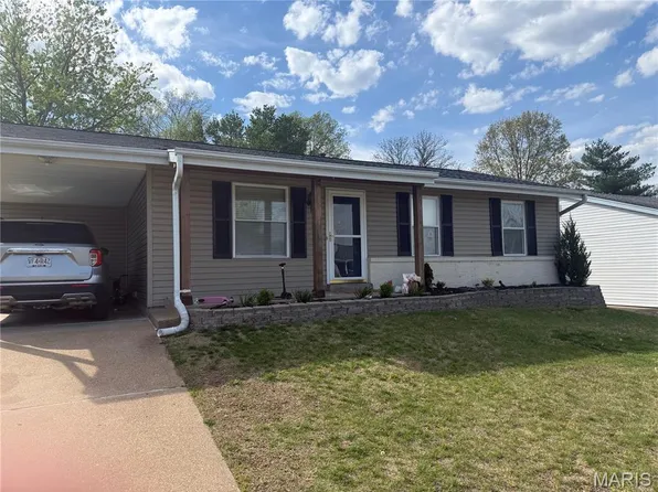 669 Green Hedge Dr, Fenton, MO 63026